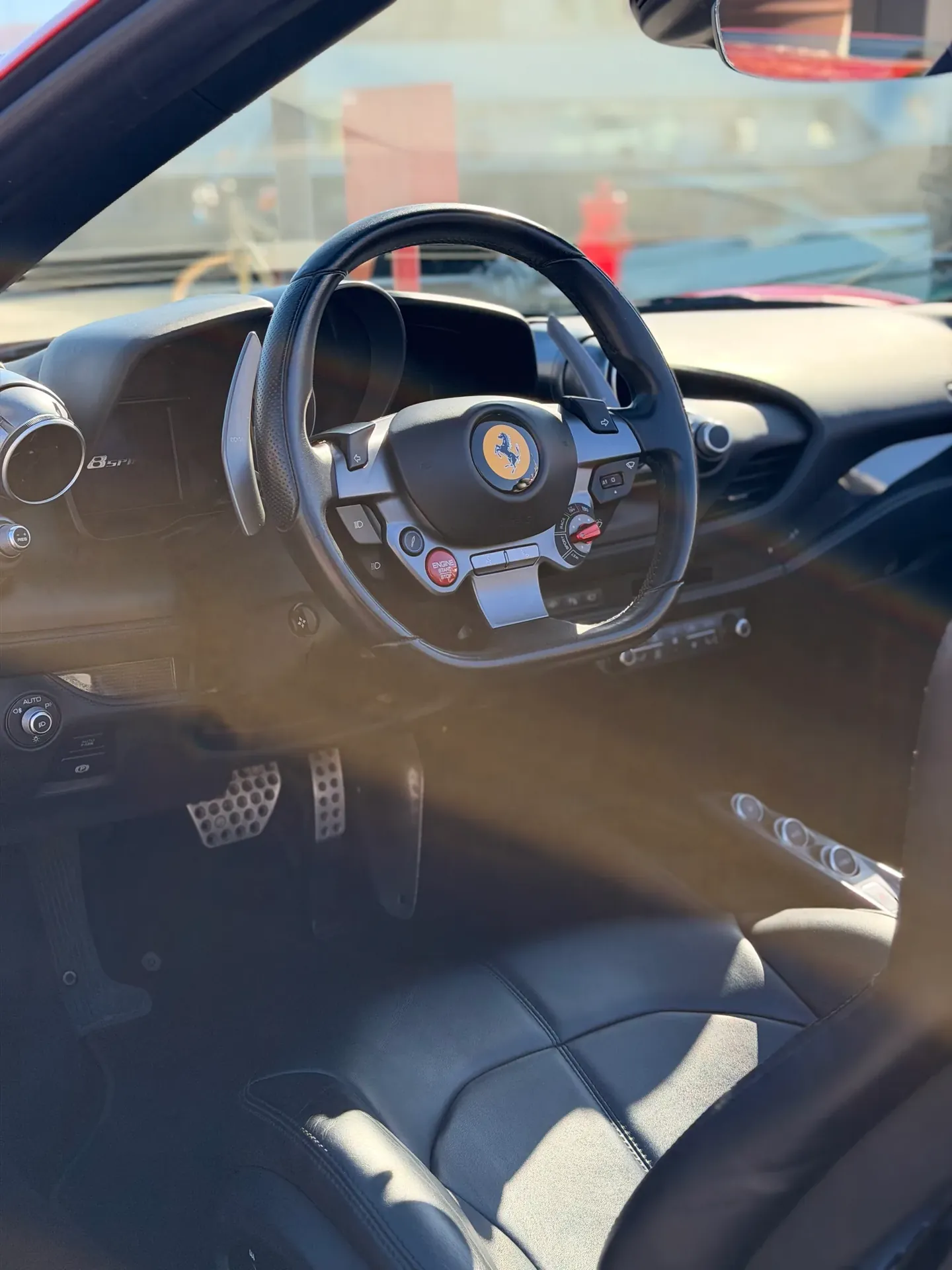 Abitacolo della Ferrari F8 con volante, plancia e sedile del conducente.